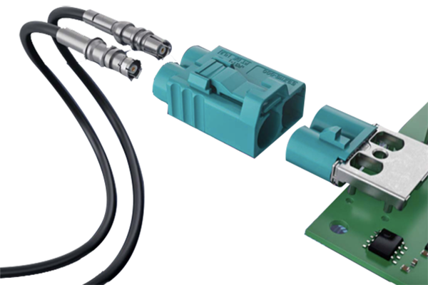 汽車(chē)射頻線束是指用于傳輸無(wú)線電信號(hào)的電線束，通常位于汽車(chē)內(nèi)部。它通常由多根電線組成，包括信號(hào)線、電源線和地線等。這些電線通過(guò)一定的結(jié)構(gòu)形式將它們組織在一起，以便更好地傳輸信號(hào)和減少干擾。